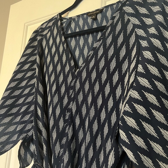 NWOT banana republic top blouse small geometric navy white tie vneck slit sleeve - Picture 8 of 9
